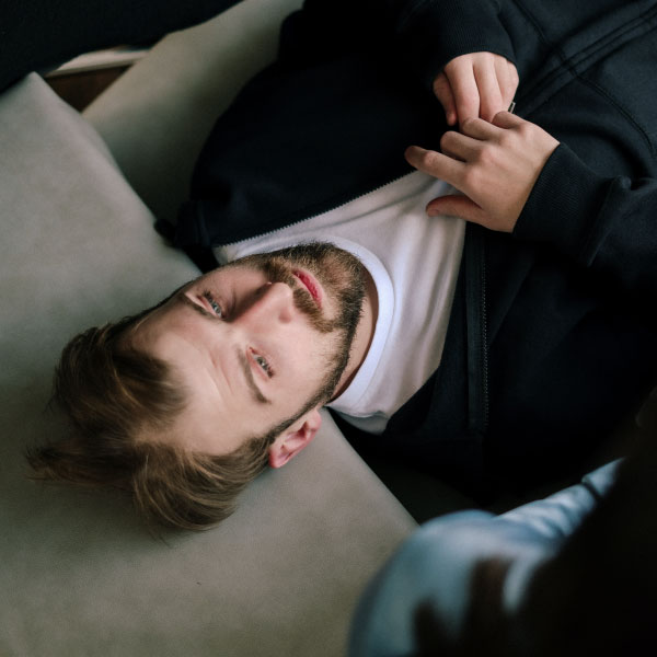 Patient erhält Hypnosystemische Beratung. Hypnosystemische Beraterin in Leipzig Helene Rosner